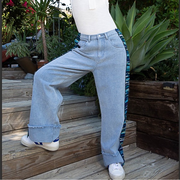 POL relaxed fit jeans with contrast pattern on side. - Picture 3 of 5